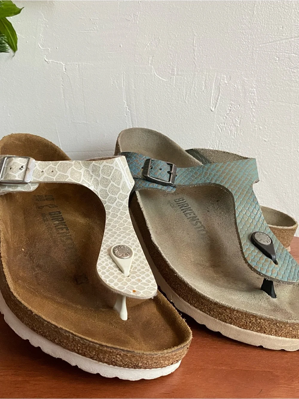 Lot 2 Pre-owned Birkenstock Gizeh Sandals in Light Beige Snake-Print & Blue 40/9